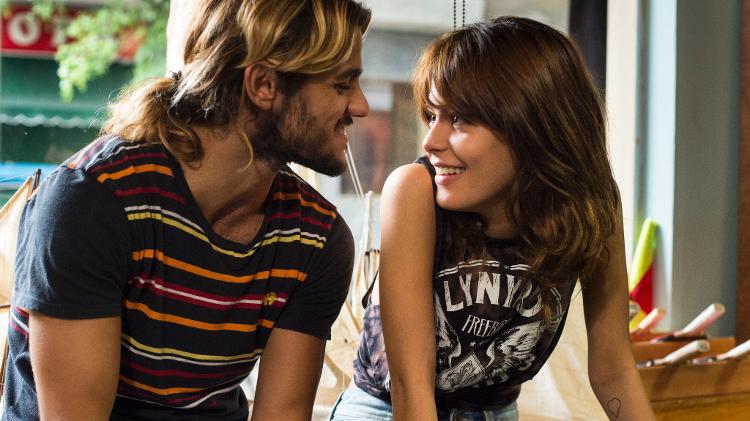 Caíque (Felipe Simas) conversa com Nanda (Julia Dalavia) em "Os Dias Eram Assim" - Estevam Avellar/TV Globo - Estevam Avellar/TV Globo