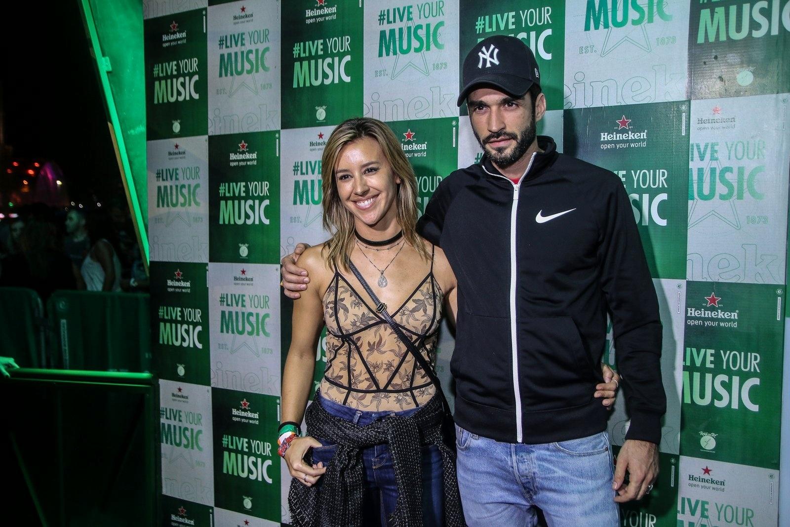 Cris Dias beija muito o novo namorado e quase esbarra o ex em camarote do RiR - Agnews