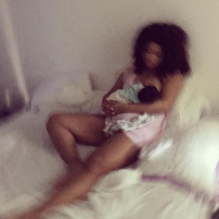 Juliana Alves amamenta a filha - Reprodução/Instagram