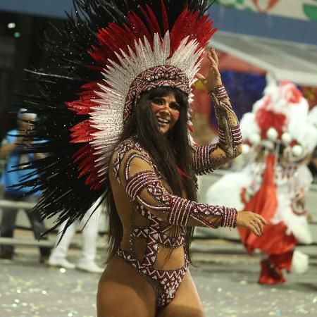Viviane Araújo se veste de índia para desfilar como rainha de bateria da Mancha Verde no Carnaval 2018 - Ricardo Matsukawa/UOL