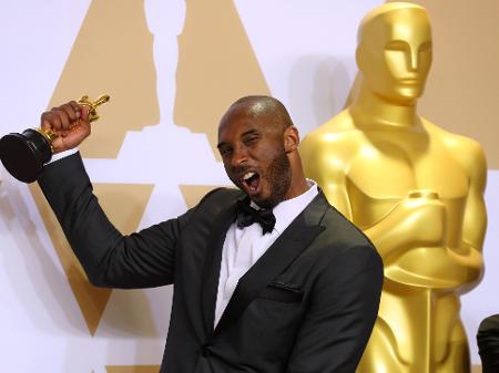 Kobe Bryant comemora a vitória no Oscar - REUTERS/Mike Blake