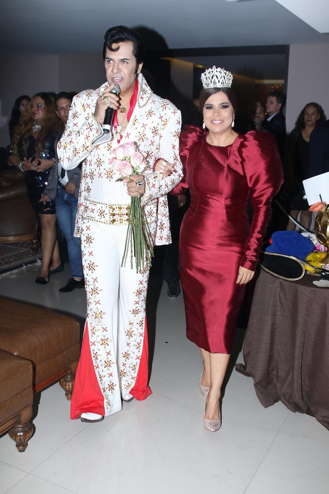 Mara recebe sósia de Elvis Presley em seu aniversário, em São Paulo - Thiago Duran/AgNews