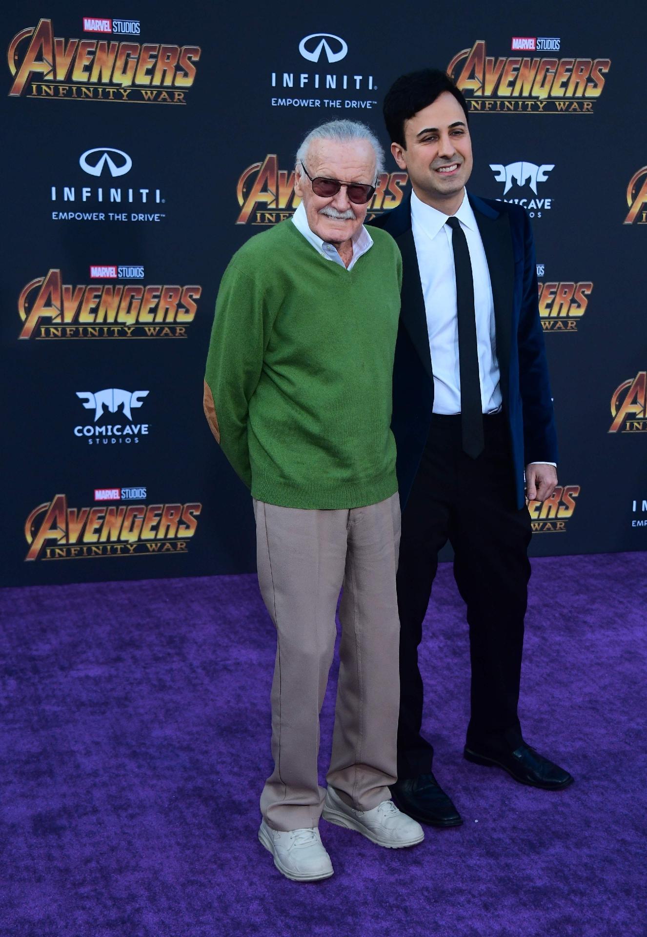 Apesar da saúde debilitada, Stan Lee caminhou pelo tapete da estreia e posou para fotos - AFP PHOTO / FREDERIC J. BROWN