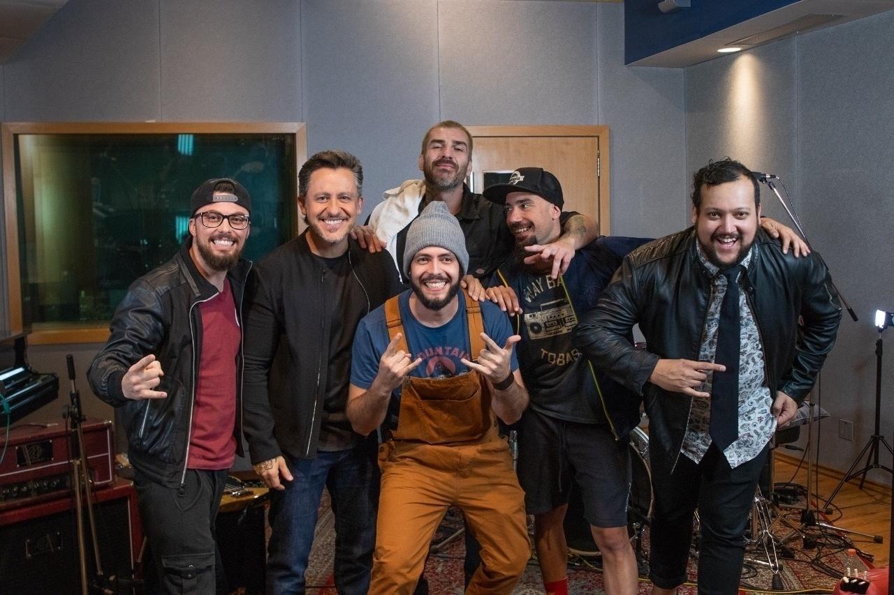 Banda Maquinamente e Rick Bonadio após pocket show no Midas Studios - Divulgação