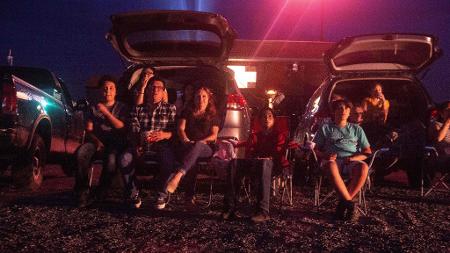Público vê filme no drive-in Family, em Stephens City, no Estado da Virgínia - Nicholas Kamm/AFP