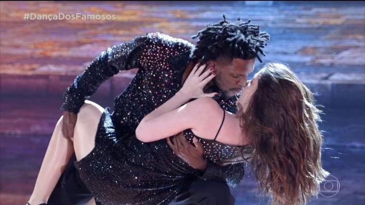 Bia Arantes ousou nos passos com Jefferson Bilisco e foi aplaudida de pé pela plateia do "Domingão do Faustão" - Reprodução/ TV Globo - Reprodução/ TV Globo