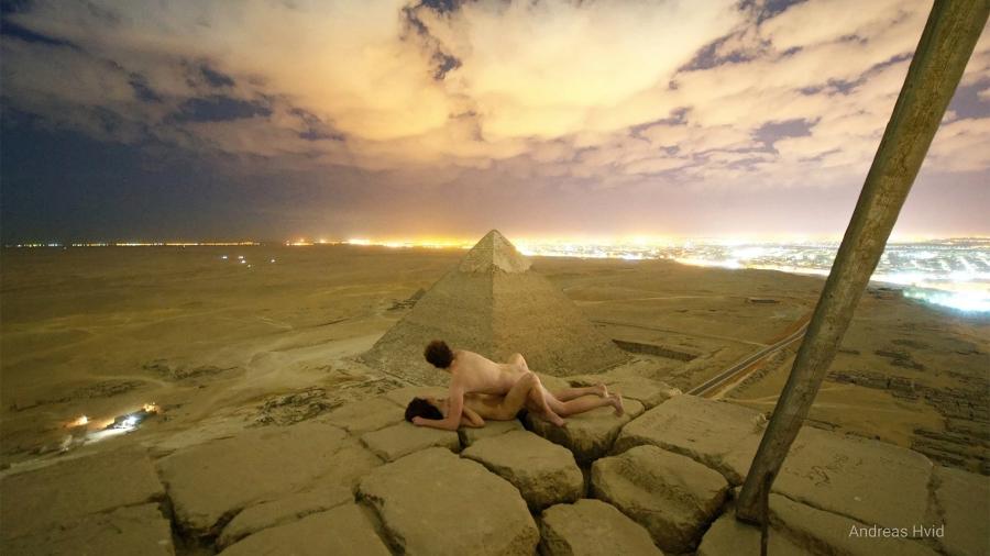 Andreas Hvid publicou uma foto em que parece fazer sexo no topo da Grande Pirâmide de Gizé - Reprodução/andreashvid.com