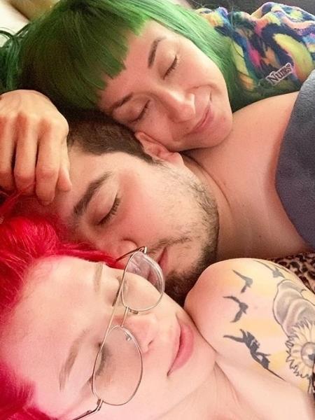 Jimmy, Summer (cabelos vermelhos) e ChaCha estão juntos há 7 anos - Reprodução/Instagram