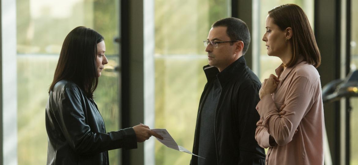 A delegada Verena (Caroline Abras) prende Ricardo Bretch (Emilio Orciollo Netto) na segunda temporada de "O Mecanismo" - Karima Shehata/Netflix