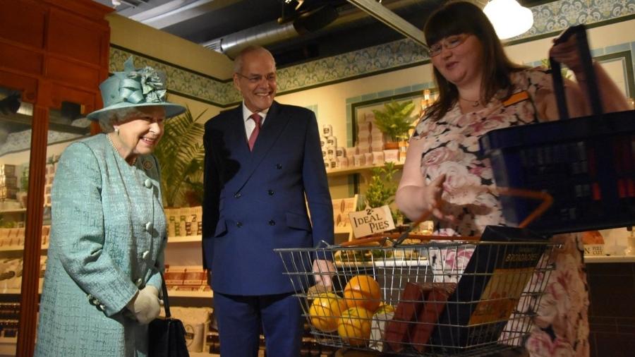 Rainha Elizabeth vai a supermercado da rede Sainsbury"s - Reprodução/Twitter