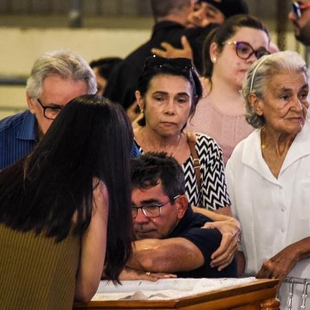 Pai de Gabriel Diniz chora à beira do caixão do filho, no velório em João Pessoa - Steven Ellison/Brazil News