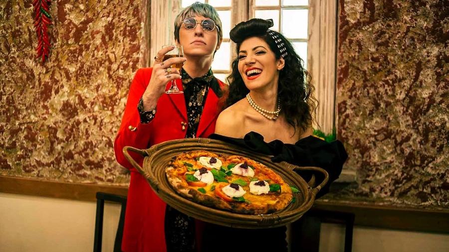 Cena do videoclipe de "Pizza e Guaraná", da cantora italiana Aramà - Divulgação