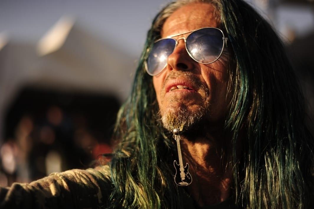 Fã exibe adereço de guitarra na barba no quinto dia do Rock In Rio 2019 - Bruna Prado/ UOL
