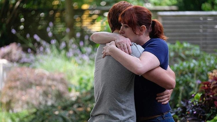 Mary Andrews (Molly Ringwald) e Archie Andrews (KJ Apa) se abraçam ao saber de morte de Fred Andrews (Luke Perry) - Divulgação/Warner - Divulgação/Warner