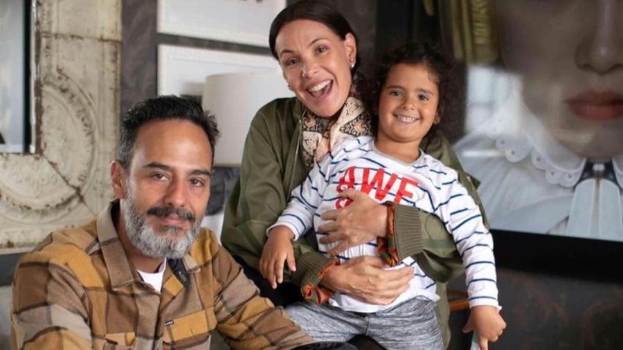 Carolina Ferraz com o marido, Marcelo Marins, e a filha Anna Izabel - Reprodução/ Instagram