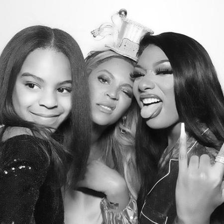 Blue Ivy (à esquerda), com a mãe, Beyoncé, e a rapper Megan Thee Stallion   - Reprodução/Instagram