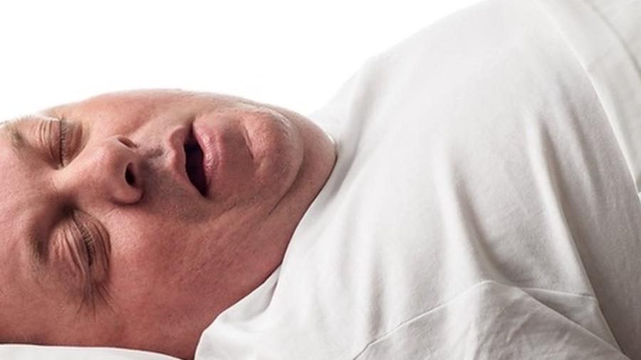 A apneia do sono pode causar ronco alto e respiração ruidosa enquanto a pessoa dorme - SCIENCE PHOTO LIBRARY