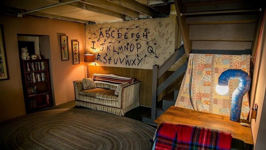 Um dos ambientes da casa réplica da série Netflix - Reprodução/Airbnb