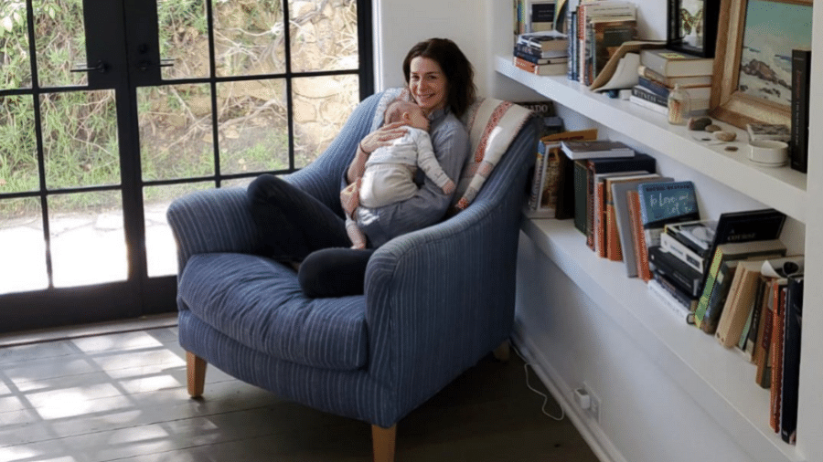 Caterina Scorsone com a filha caçula, Lucinda.  - Reprodução/Instagram