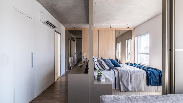 Uma divisória de chapa de aço perfurada, toda vazada, separa a cama da mesa, nesta proposta da arquiteta Julia Guadix, da Liv'n Arquitetura (https://www.instagram.com/livn.arq/). Tal estrutura permite que a luz natural vinda da janela aos pés do leito chegue até a bancada, que acomoda o computador e alguns quadros. Além disso, a prática porta com trilhos divide o quarto e o home office do restante da casa. Quando há necessidade de isolar todo o espaço e manter a privacidade, basta fechá-la. - Guilherme Pucci - Guilherme Pucci