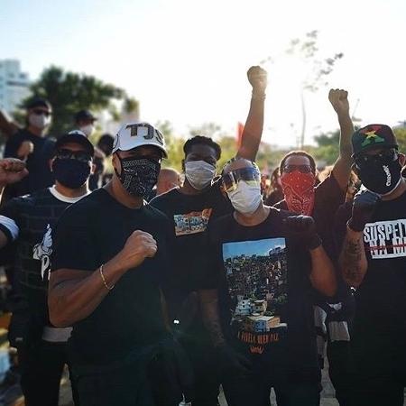 Mano Brown e Thaíde de máscara em protesto em São Paulo, no dia 7 de junho  - Reprodução/Instagram