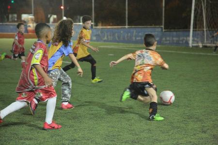Ação comunitária cria escolinha de futebol sob viaduto no centro de SP -  02/02/2021 - UOL ECOA