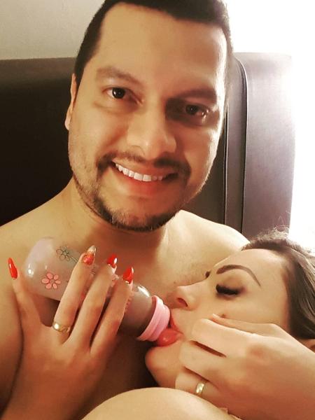 Andressa Urach toma mamadeira no colo do marido - Reprodução/Instagram@tnlopes10