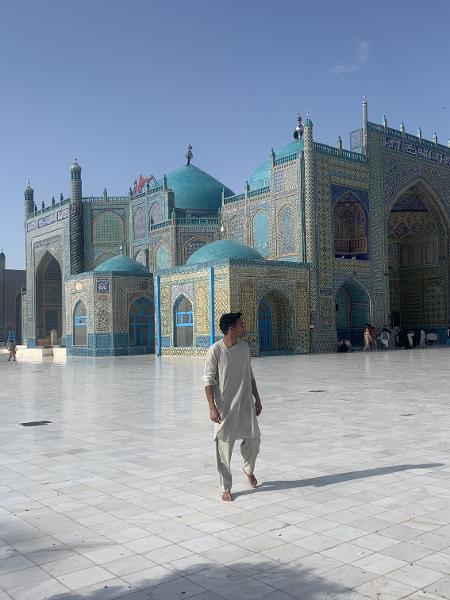 Kalebe em frente à mesquita de Shrine of Hazrat Ali, em Mazar-i-Sharif, Afeganistão