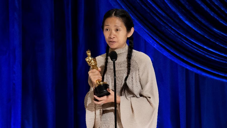 Chloé Zhao recebe Oscar de melhor filme - Getty Images