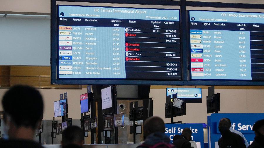 Aeroporto de Joanesburgo no dia 27 de novembro: voos cancelados à medida que os países fechavam suas fronteiras para a África do Sul - AFP