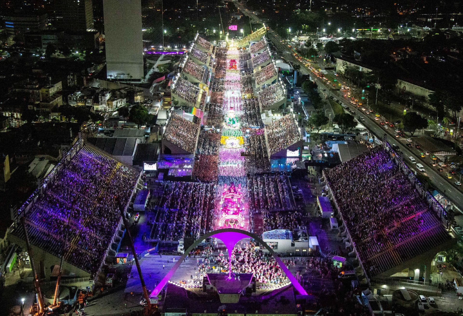 22.abr.2022 - Vista aérea do desfile da Estação Primeira de Mangueira na Sapucaí - Fernando Maia/Riotur
