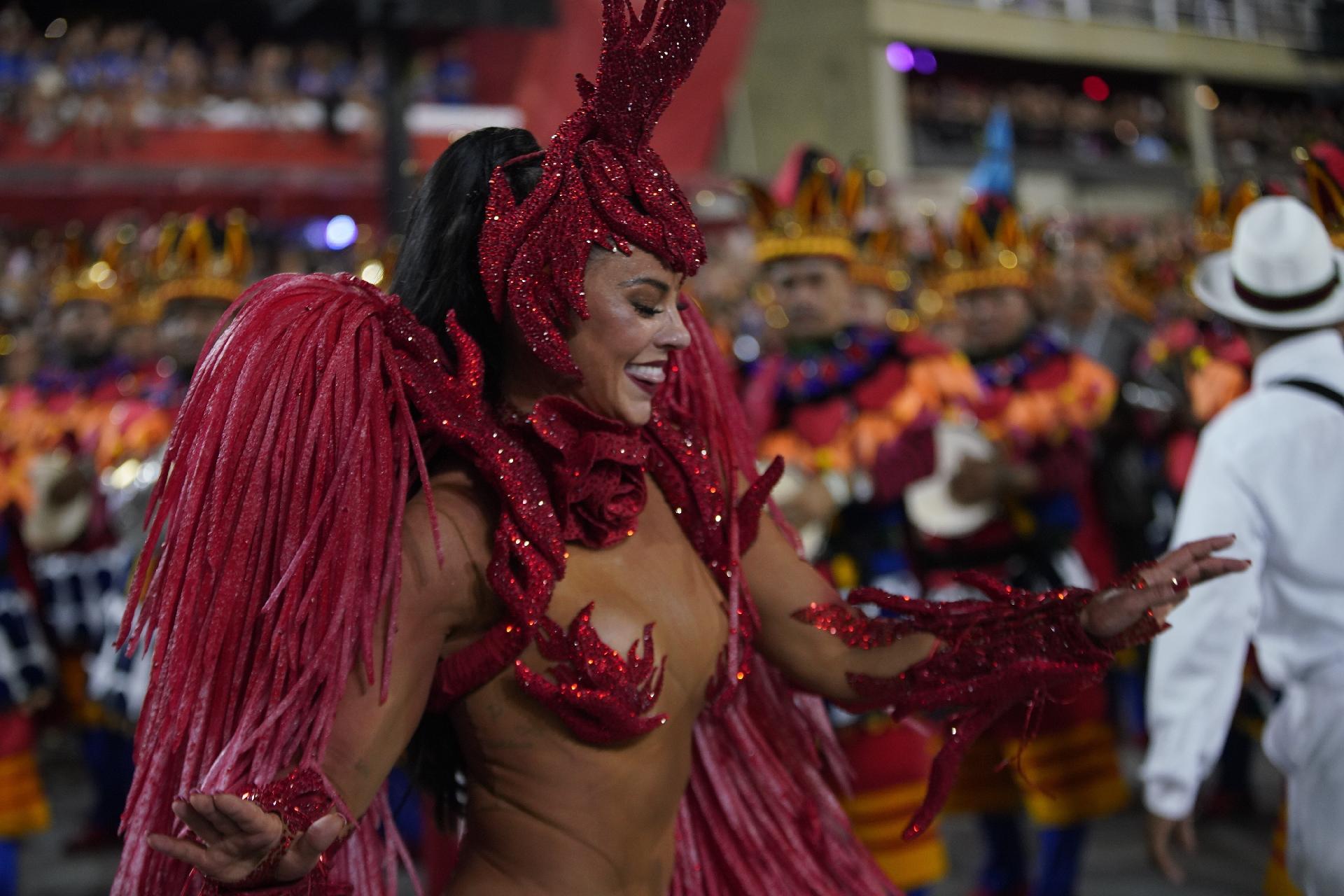 Paolla Oliveira desfilando na Grande Rio - Ricardo Borges/UOL