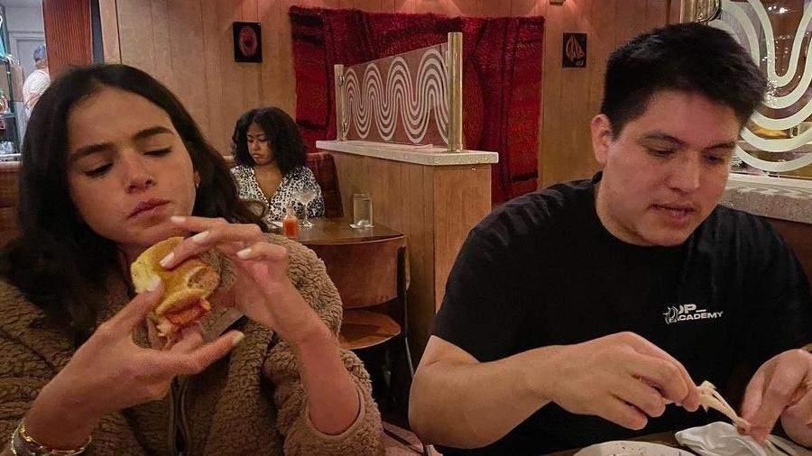 Bruna Marquezine é fotografada por Xolo comendo sanduíche - Reprodução/Instagram