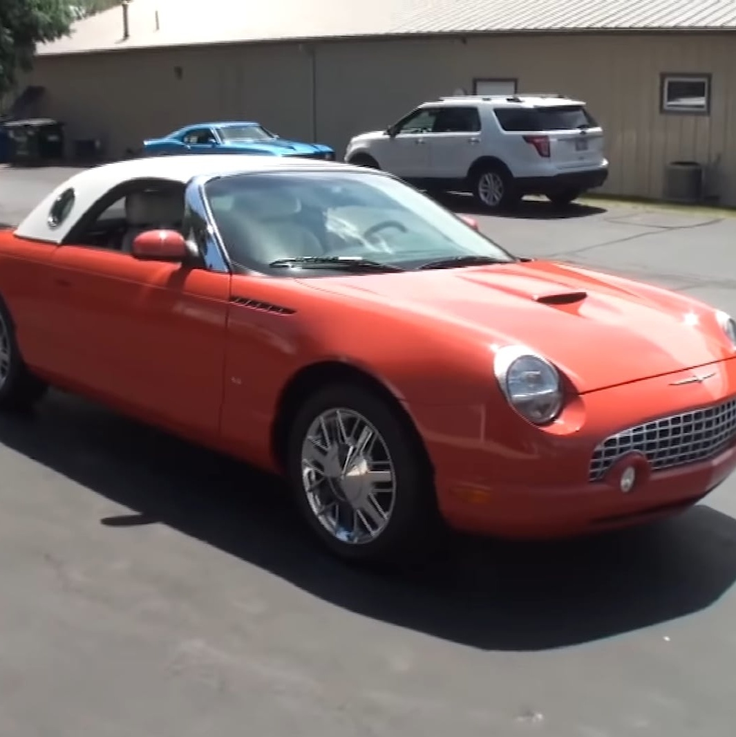 Chamativo e incomum: conheça Ford Thunderbird em versão 