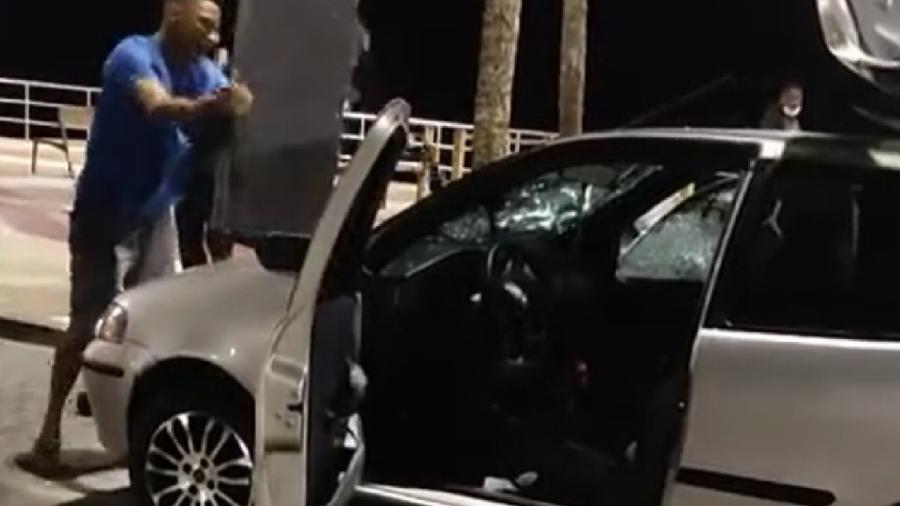 Homem destrói carro em blitz em Salvador - Reprodução