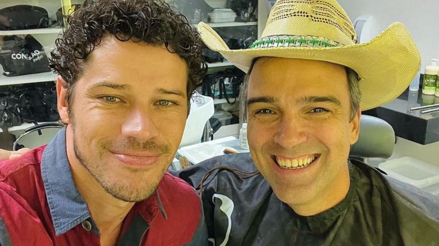 José Loreto, o Tadeu em Pantanal, posa ao lado do apresentador Tadeu Schmidt - Reprodução/Instagram