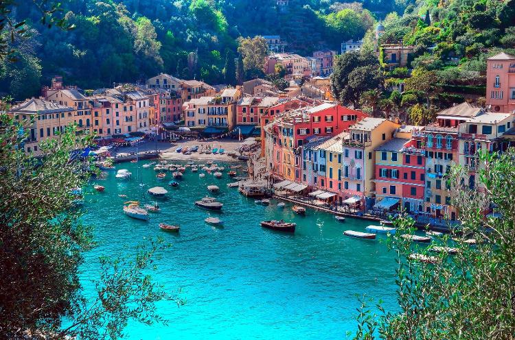 Na ilha piscatória de Portofino, turistas podem ser multados se ficarem parados muito tempo no mesmo lugar