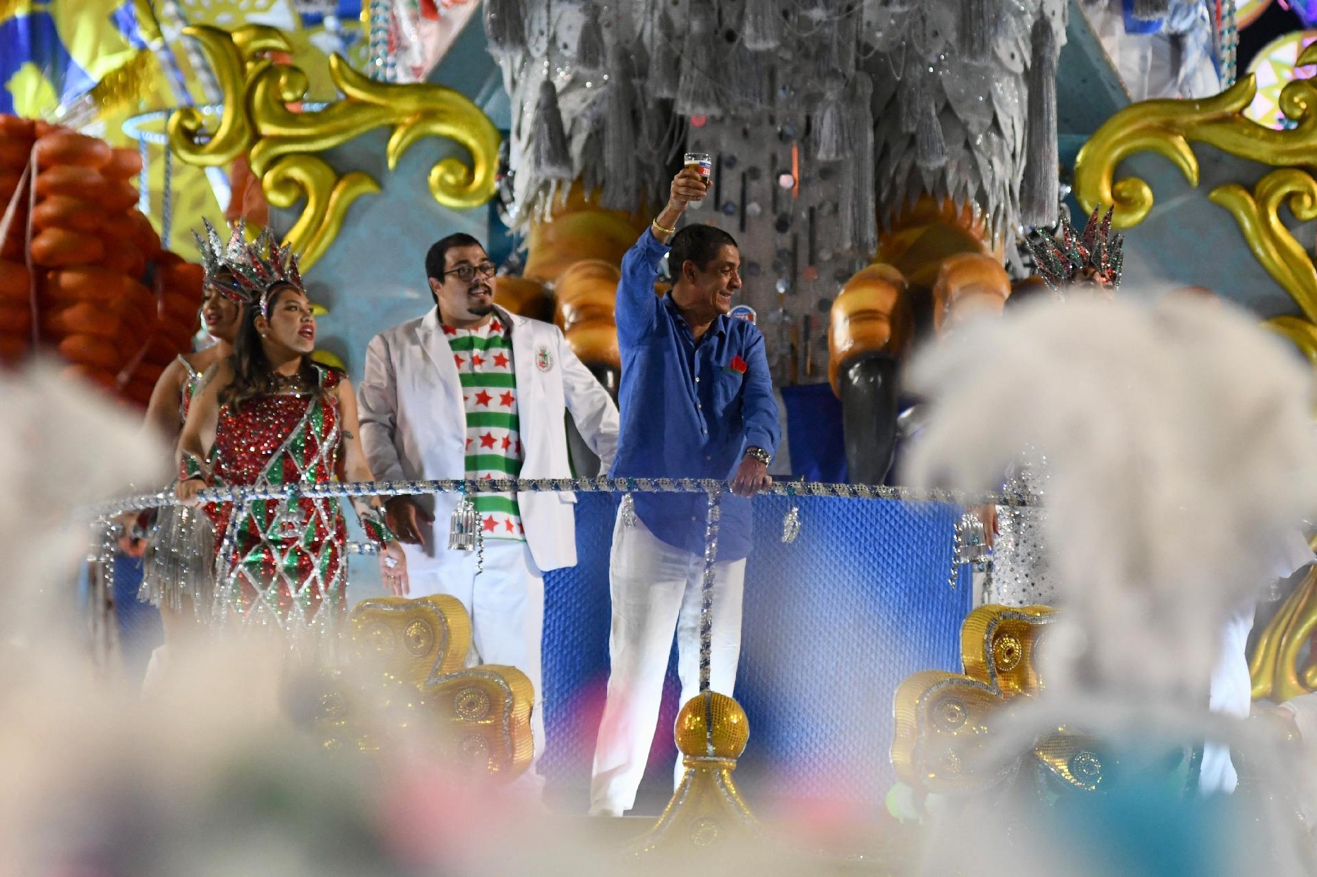 Homenageado da Grande Rio, Zeca Pagodinho acena durante Desfile das Campeãs - Lucas Landau/UOL