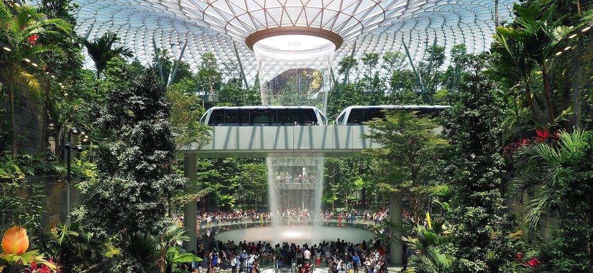 The Rain Vortex, cachoeira dentro do Aeroporto Changi  - artorn/Getty Images