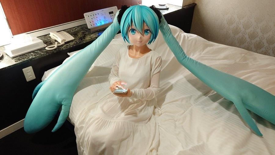 Hatsune Miku, uma artista fictícia criada em 2007; ela é casada com o japonês Akihiko Kondo