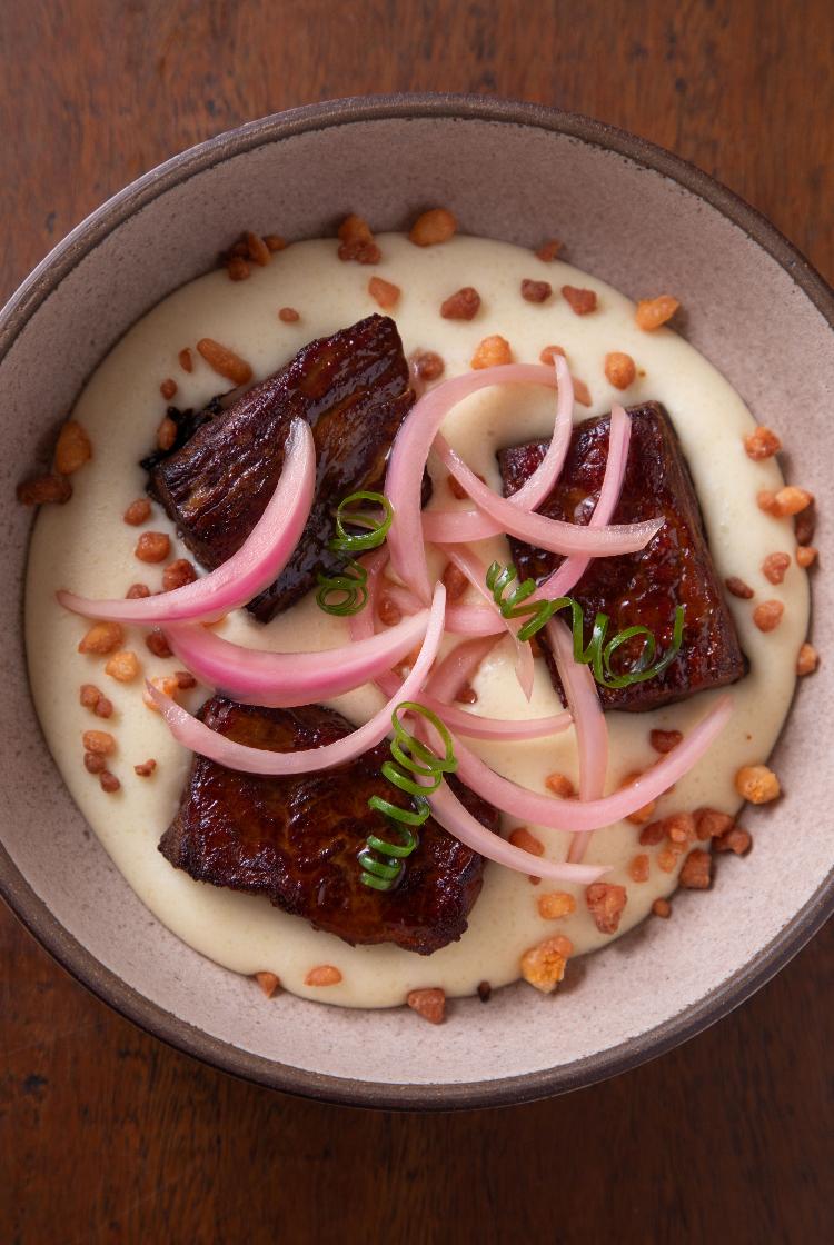 Carne de sol confit, pirão de leite com pipoca de queijo coalho