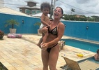 De biquíni, Viviane Araujo curte piscina com o filho: 