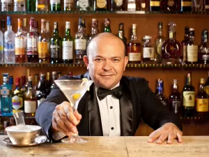 Entre luxo, famosos e 'enxame de jovens', Bolinha é o real bartender-raiz