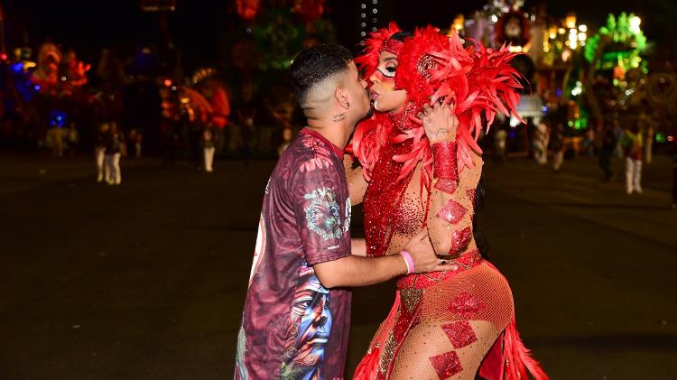 Pepita beija o marido antes de desfilar pela Tom Maior