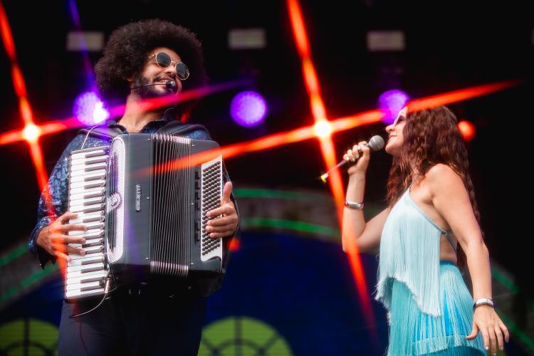 Mariana Aydar e Mestrinho durante show no terceiro dia do Coala Festival, no sábado (8)