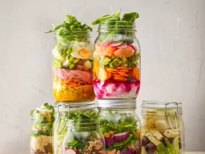 Jar Salad: tendência de salada no pote voltou com tudo, aprenda uma receita