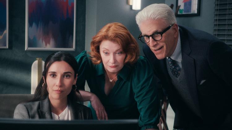 Lilah Richcreek Estrada, Kerry O'Malley e Ted Danson investigam roubo em lar de idosos na série