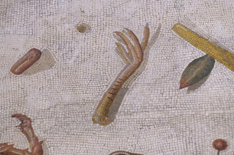 Pé de galinha e outros restos de comida em detalhe do mosaico "Chão Não Varrido", do século 2 d.C., que mostra o disfarce da sujeira dos romanos Pé de galinha e outros restos de comida em detalhe do mosaico "Chão Não Varrido", do século 2 d.C., que mostra o disfarce da sujeira dos romanos