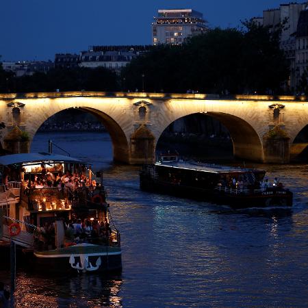 Turistas em passeio de barco no rio Sena perto da Pont Marie em Paris Turistas em passeio de barco no rio Sena perto da Pont Marie em Paris