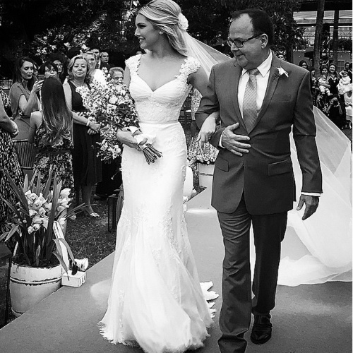 1.jul.2015 - A noiva Louise D'Tuani é levada ao altar na cerimônia de casamento com o humorista  Eduardo Sterblitch, na Mansão das Heras, no Rio de Janeiro